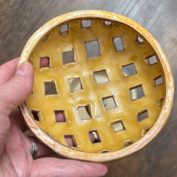 Charming WCL Pottery Mini Pie Tartlet Dish with Lattice Lid - Picture 6 of 12